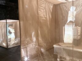 Mónica Mays interviene Matadero Madrid con Pulgar, una escultura expandida sobre memoria y materia - Gastronomía y Moda