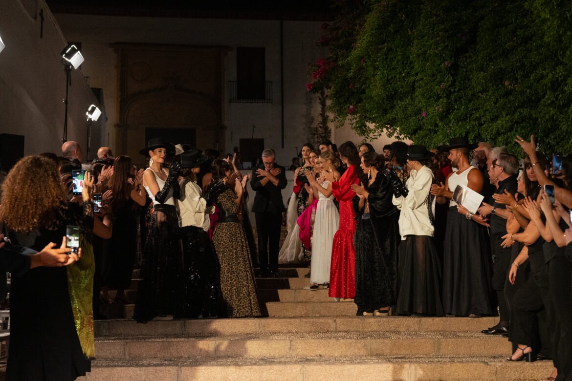 Córdoba Eterna convierte Capuchinos y la Cuesta del Bailío en una pasarela de alta costura ante más de 500 personas - Gastronomía y Moda