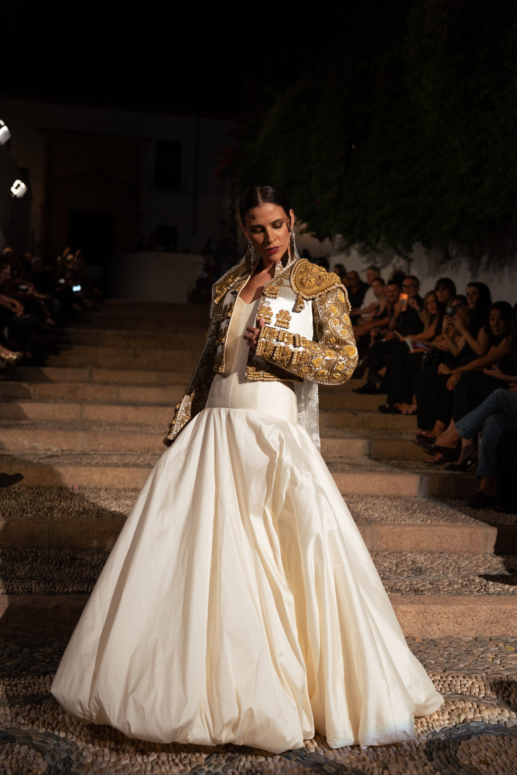 Córdoba Eterna convierte Capuchinos y la Cuesta del Bailío en una pasarela de alta costura ante más de 500 personas - Gastronomía y Moda