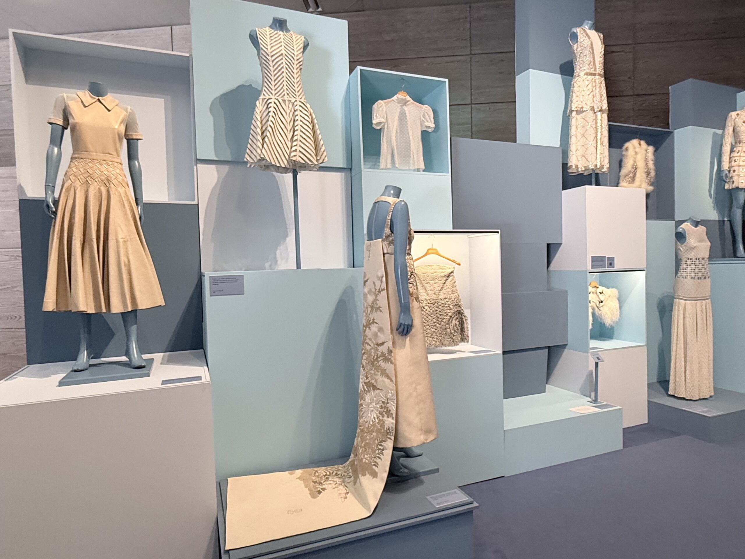 "Helbig Archive: 96-26": treinta años de sueños hechos con las manos en el Museo del Traje - Gastronomía y Moda