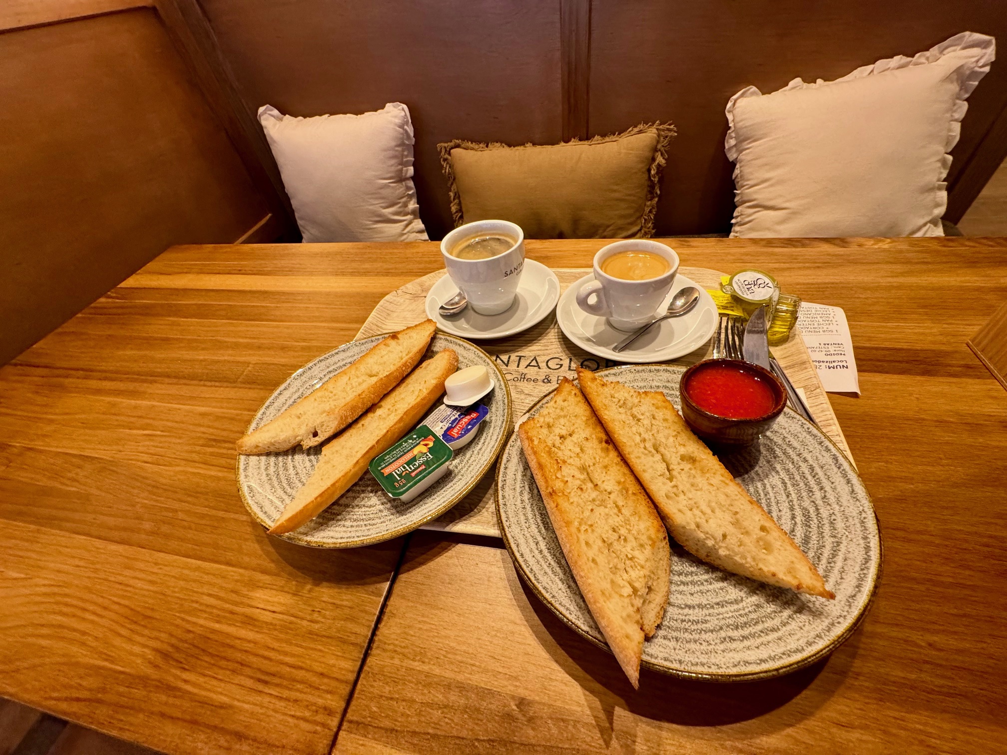 SantaGloria Granada: desayunar en Gran Vía de Colón, 26, en una cafetería con enchufes para trabajar - Gastronomía y Moda
