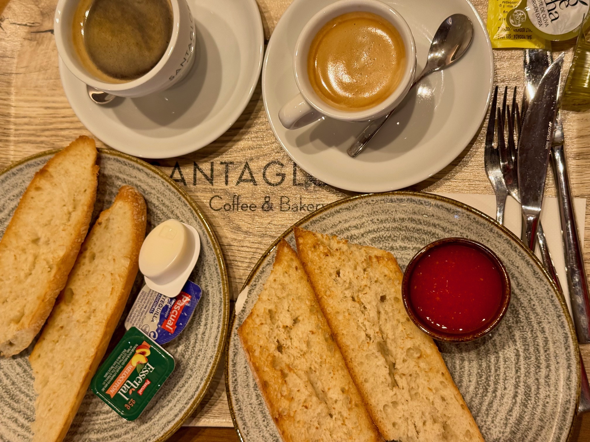 SantaGloria Granada: desayunar en Gran Vía de Colón, 26, en una cafetería con enchufes para trabajar - Gastronomía y Moda