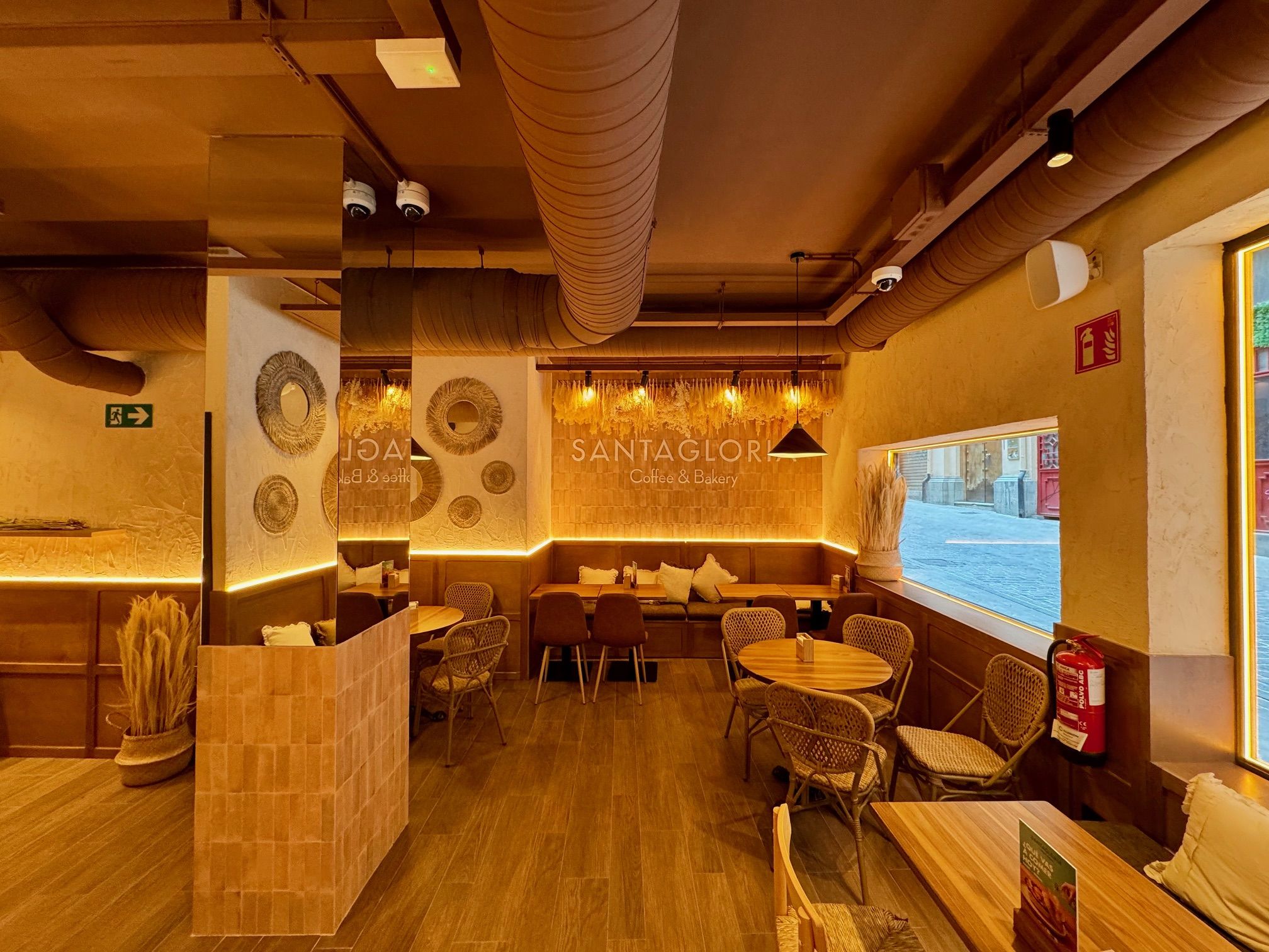 SantaGloria Granada: desayunar en Gran Vía de Colón, 26, en una cafetería con enchufes para trabajar - Gastronomía y Moda