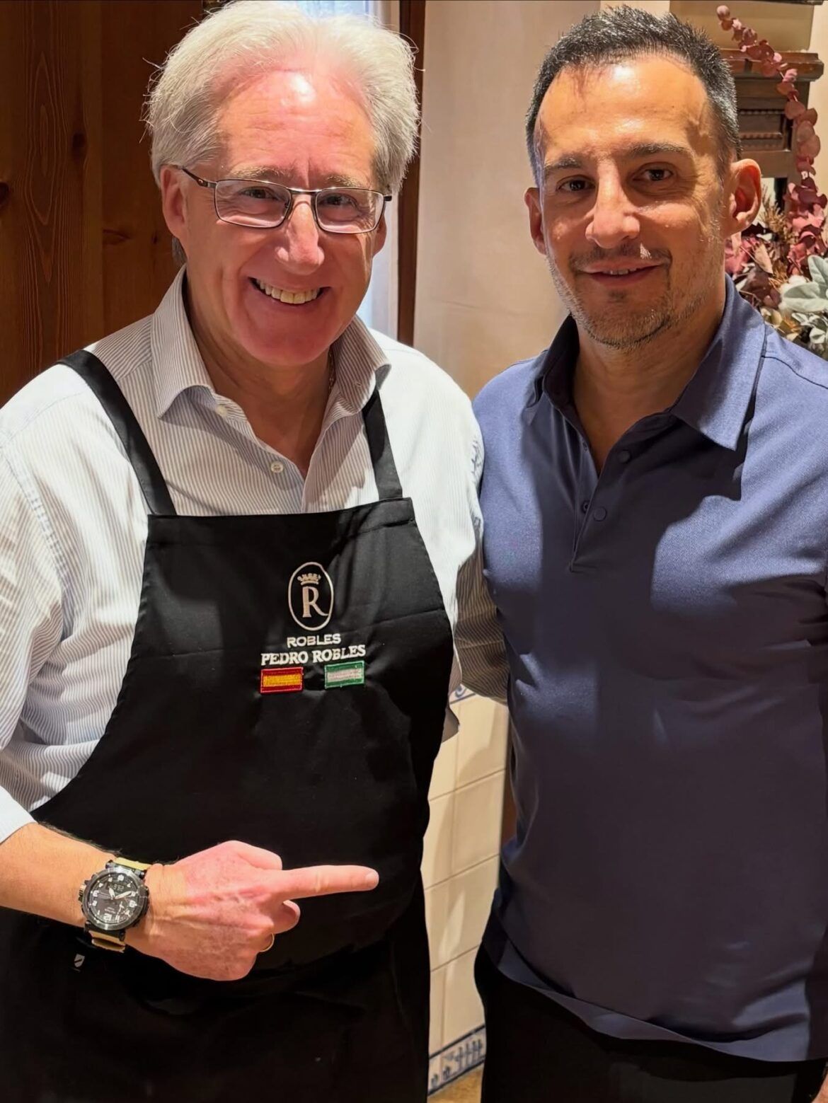 Alejandro Amenábar deja su huella en Casa Robles, uno de los restaurantes emblemáticos de Sevilla Alejandro Amenábar deja su huella en Casa Robles, uno de los restaurantes emblemáticos de Sevilla - Gastronomía y Moda