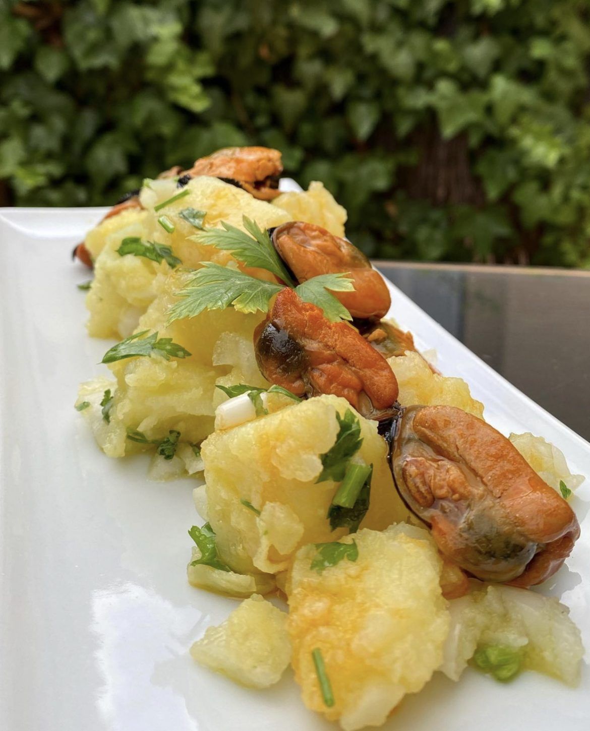 ¡Nueva receta! Papas aliñás con mejillones en escabeche de lata y vinagreta de su jugo by Goyo González Papas aliñás con mejillones en escabeche de lata y vinagreta de su jugo by Goyo González - Gastronomía y Moda