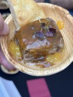 Lingote de cordero del Valle de los Pedroches a baja temperatura sobre cremoso de coliflor y ajo negro de Montalbán con gel de naranjas de Palma del Rio y gel de espinacas labradas.