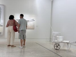 Un armario, una cuna y el coto de Doñana: el Thyssen redescubre las verdades de Carmen Laffón - Gastronomía y Moda