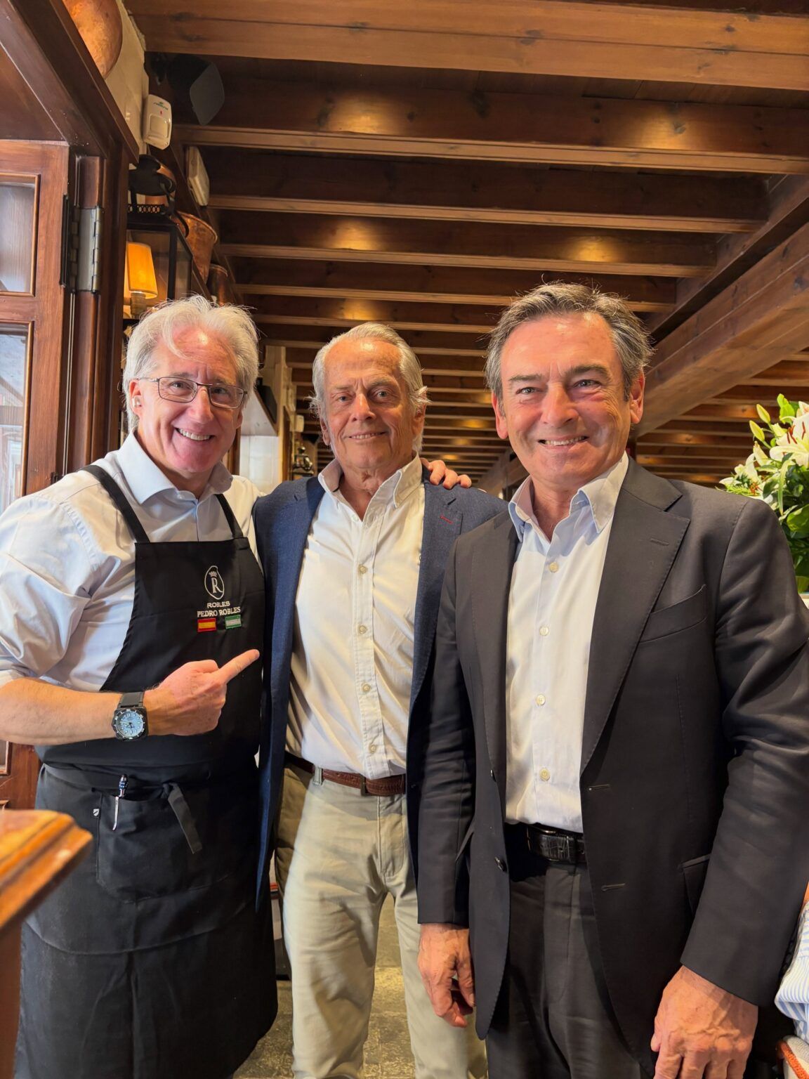 Eduardo Strauch, superviviente de la tragedia de los Andes, protagoniza un emotivo encuentro en Casa Robles de Sevilla - Gastronomía y Moda