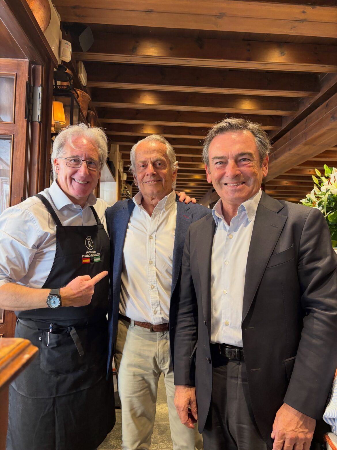 Eduardo Strauch, superviviente de la tragedia de los Andes, protagoniza un emotivo encuentro en Casa Robles de Sevilla - Gastronomía y Moda