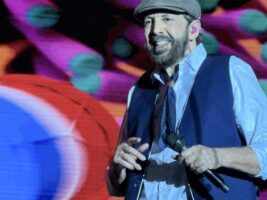 Juan Luis Guerra vuelve a Sevilla para llenar la Plaza de España: mucho baile y una lección de oficio - Gastronomía y Moda