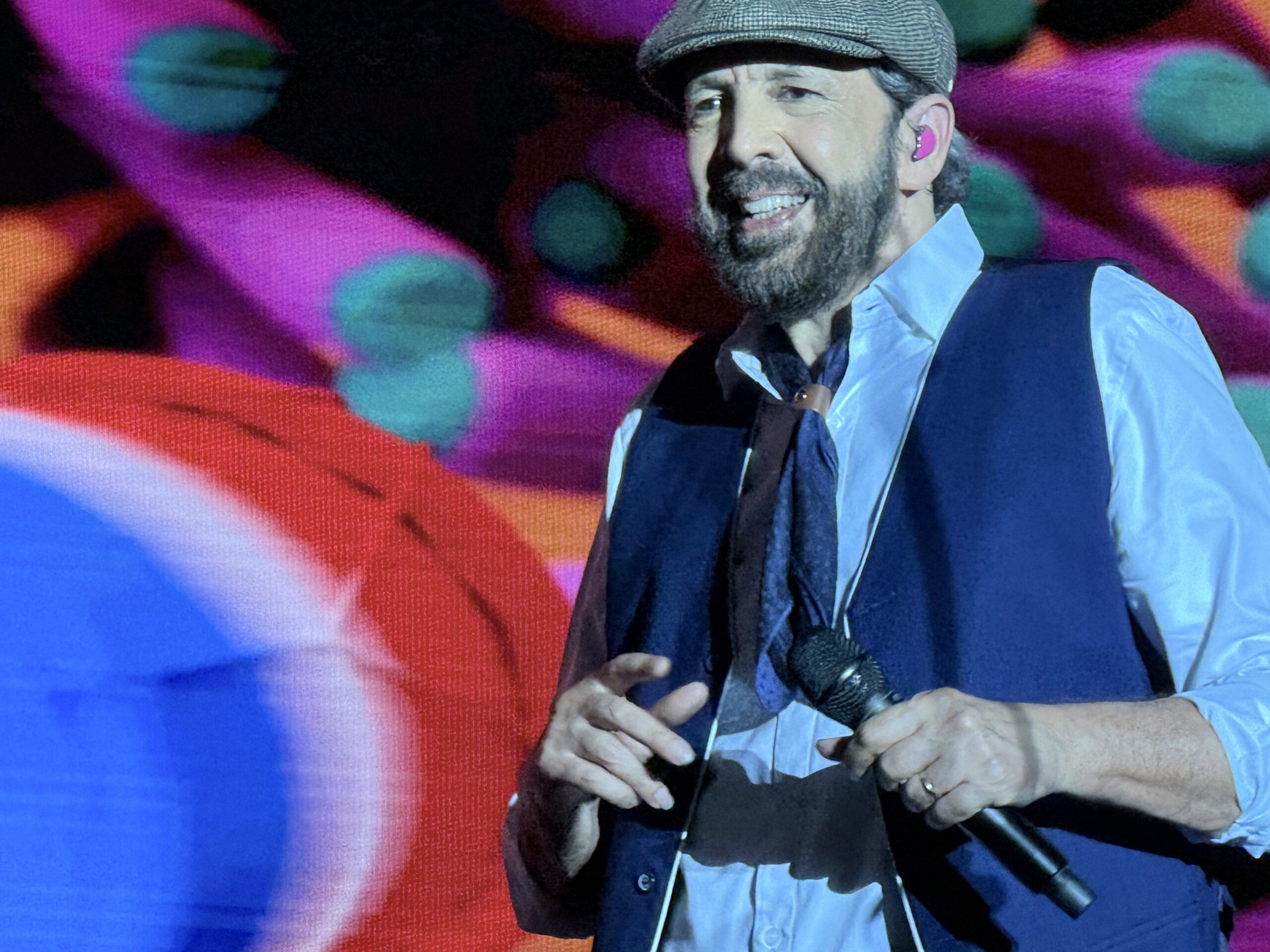 Juan Luis Guerra vuelve a Sevilla para llenar la Plaza de España: mucho baile y una lección de oficio - Gastronomía y Moda