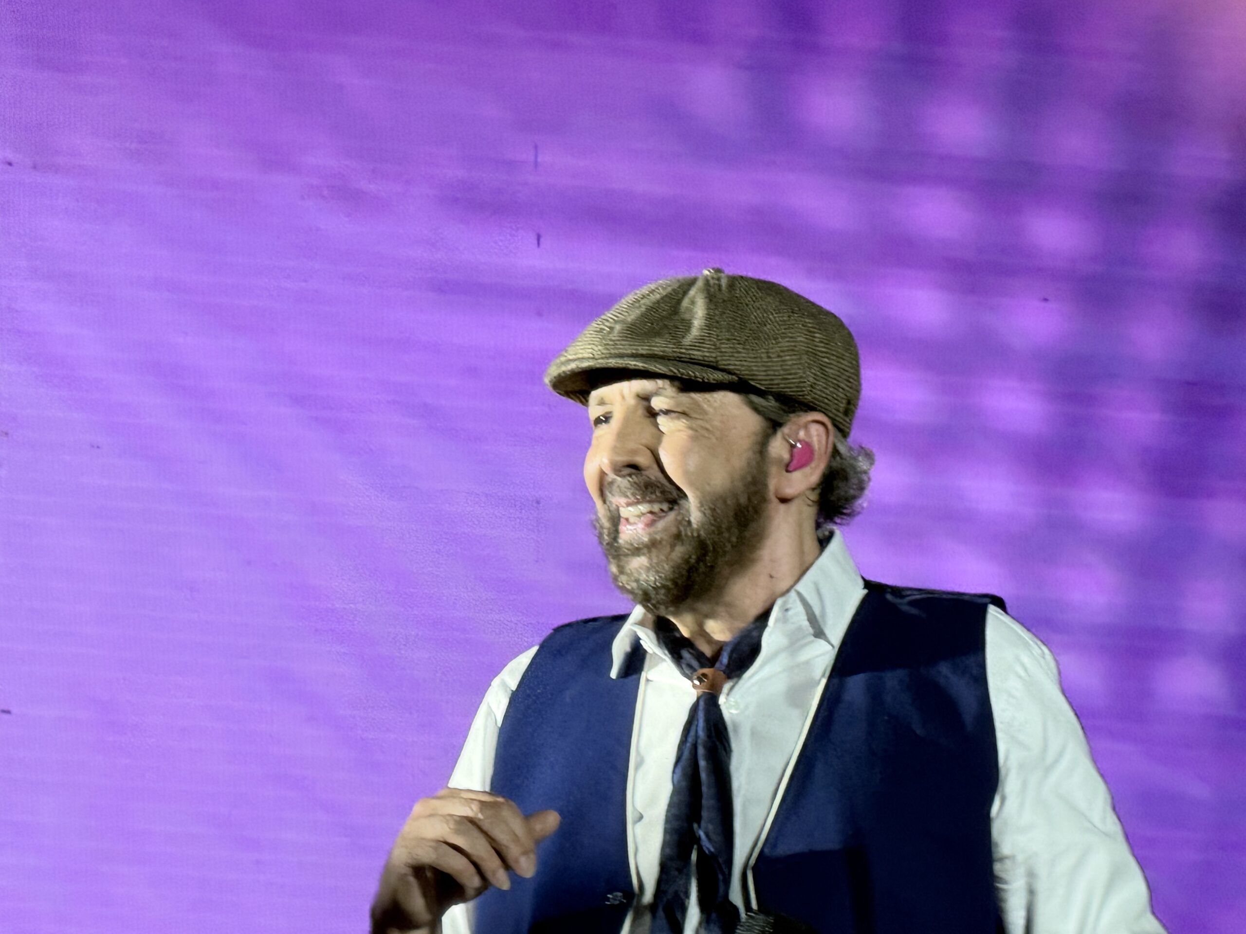 Juan Luis Guerra vuelve a Sevilla para llenar la Plaza de España: mucho baile y una lección de oficio - Gastronomía y Moda