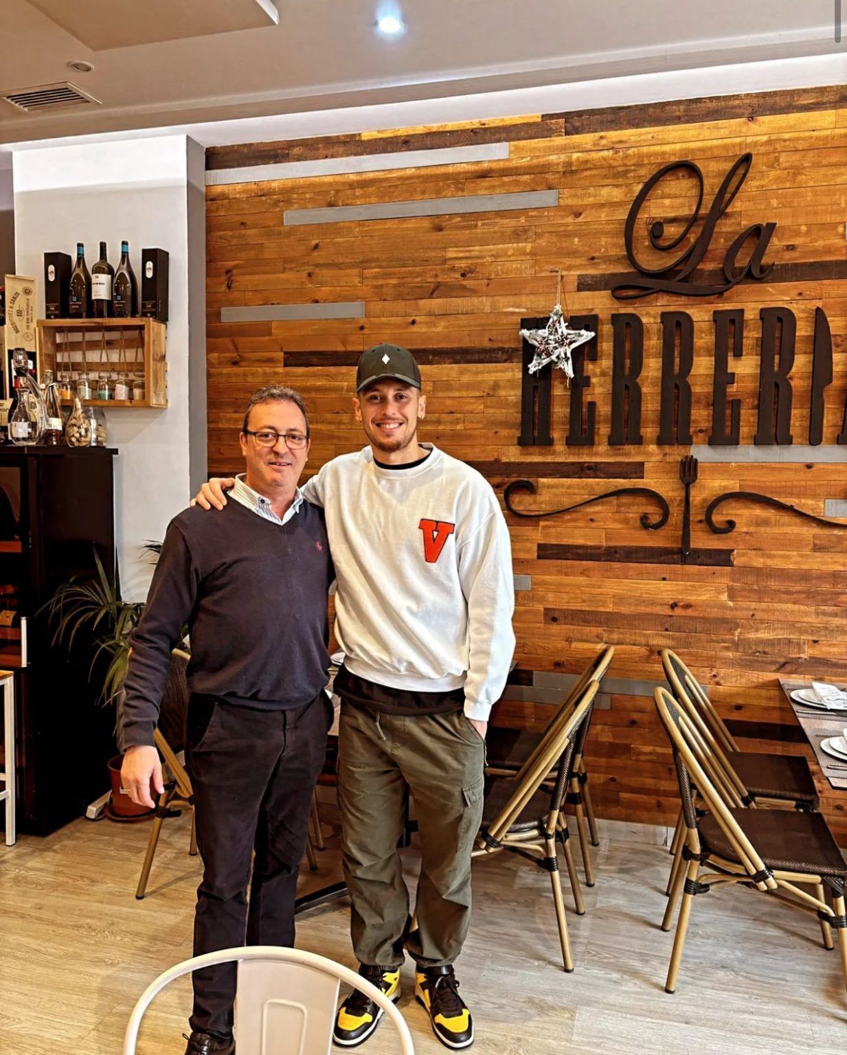 Lucas Ocampos visita la Taberna la Herrería y disfruta de un espectacular cochinillo segoviano Lucas Ocampos visita la Taberna la Herrería y disfruta de un espectacular cochinillo segoviano - Gastronomía y Moda
