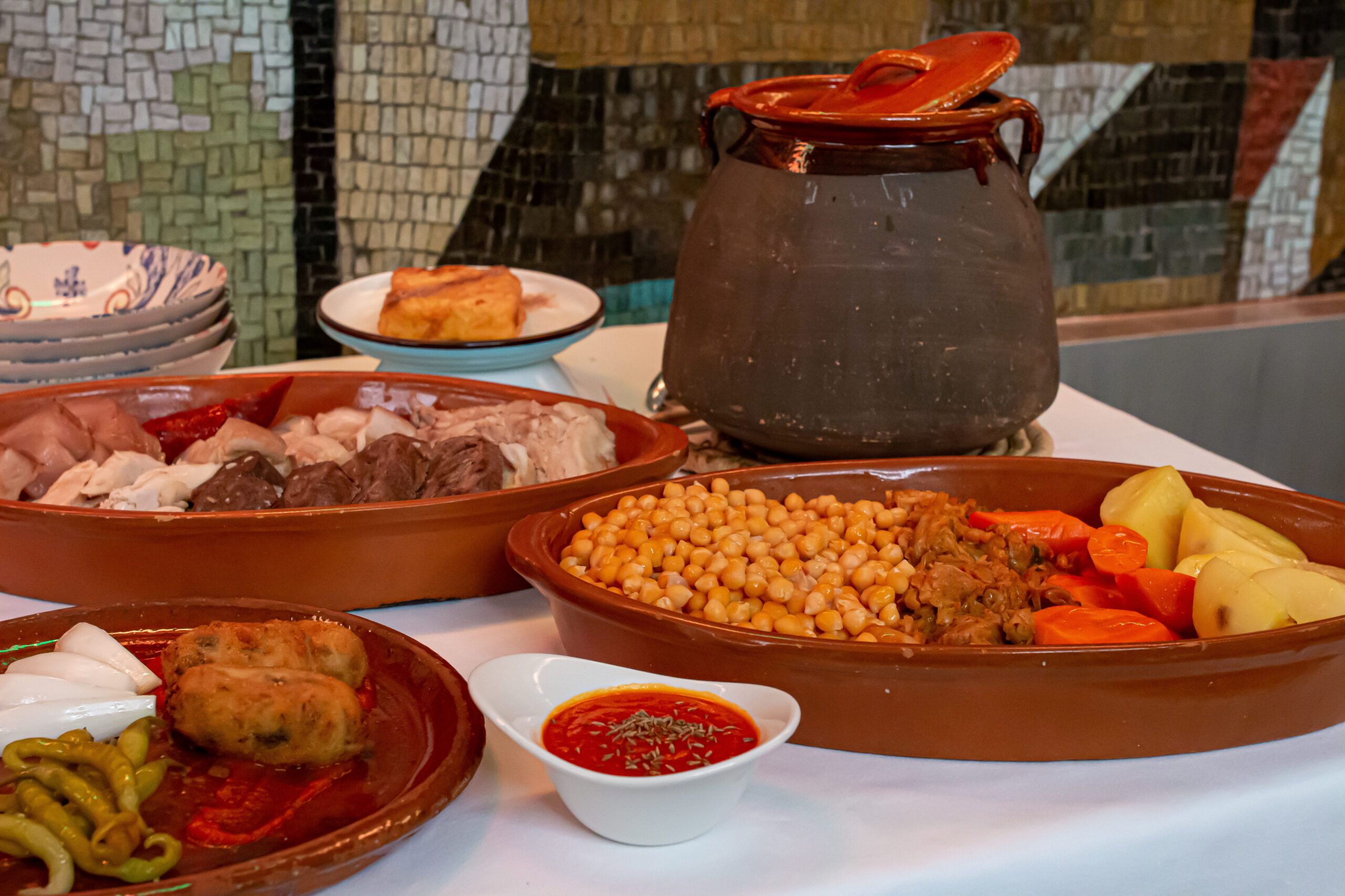 El Café de la Ópera celebra el Día Internacional del Cocido con su emblemático cocido madrileño de más de 48 horas - Gastronomía y Moda