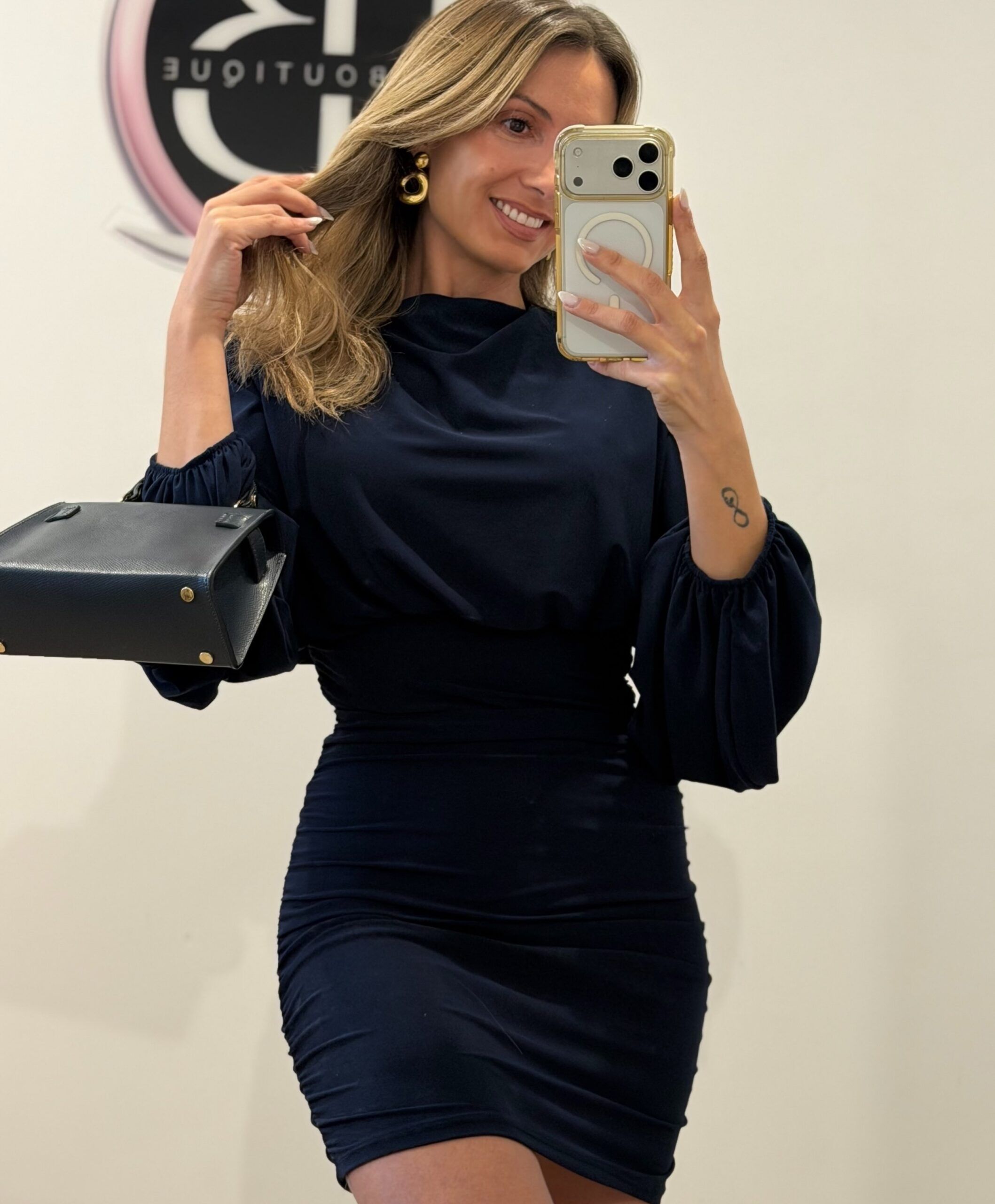 Vestido Julia Marino de Lala Boutique: el nuevo total look azul marino que combina elegancia y tendencia - Gastronomía y Moda