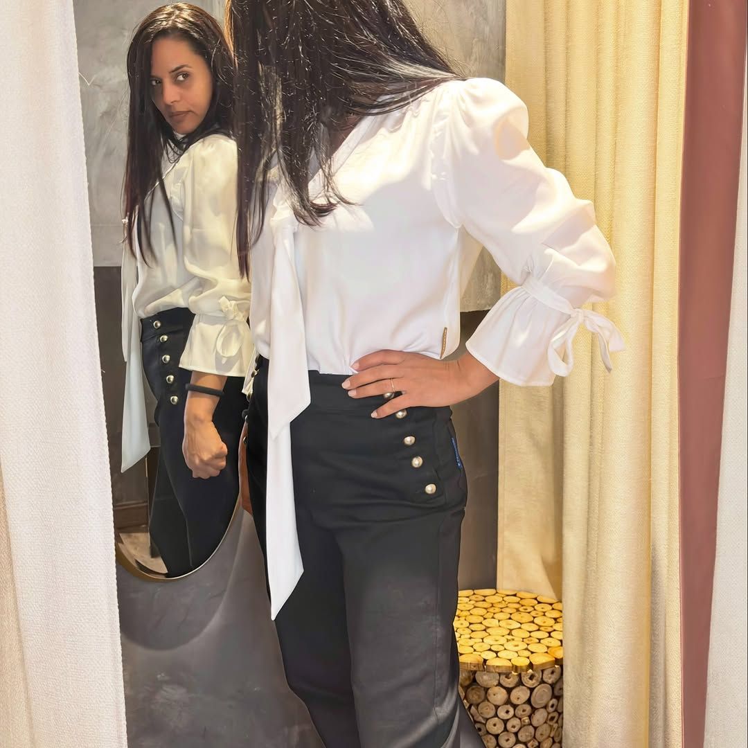 Bulq Palencia presenta un elegante look de Highly Preppy con abrigo militar, blusa blanca y pantalón negro - Gastronomía y Moda