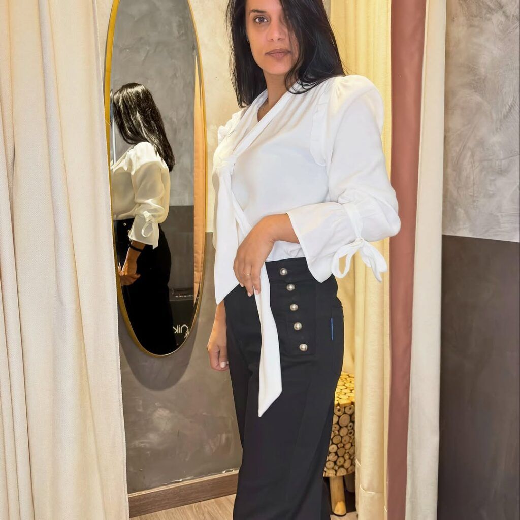 Bulq Palencia presenta un elegante look de Highly Preppy con abrigo militar, blusa blanca y pantalón negro - Gastronomía y Moda