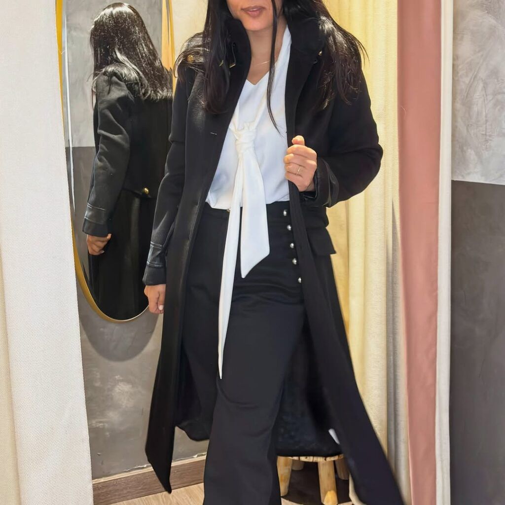 Bulq Palencia presenta un elegante look de Highly Preppy con abrigo militar, blusa blanca y pantalón negro - Gastronomía y Moda