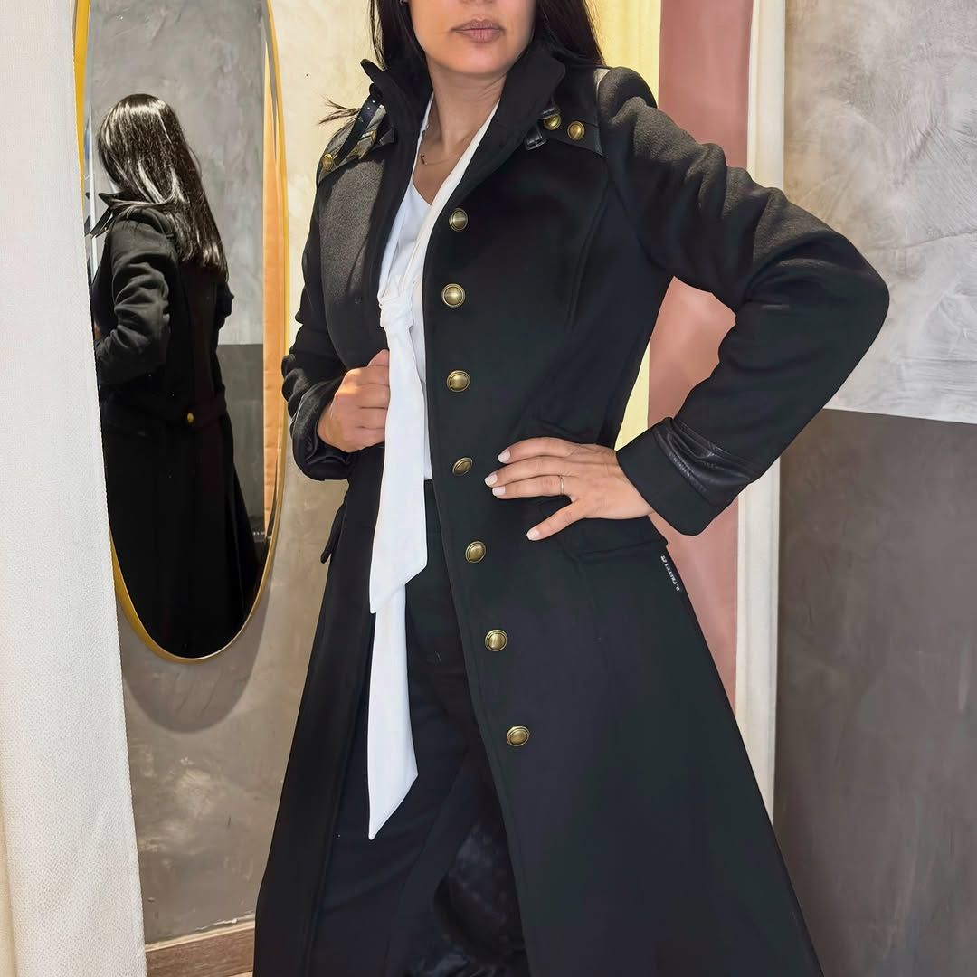 Bulq Palencia presenta un elegante look de Highly Preppy con abrigo militar, blusa blanca y pantalón negro - Gastronomía y Moda
