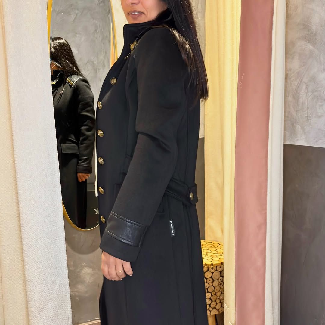Bulq Palencia presenta un elegante look de Highly Preppy con abrigo militar, blusa blanca y pantalón negro - Gastronomía y Moda