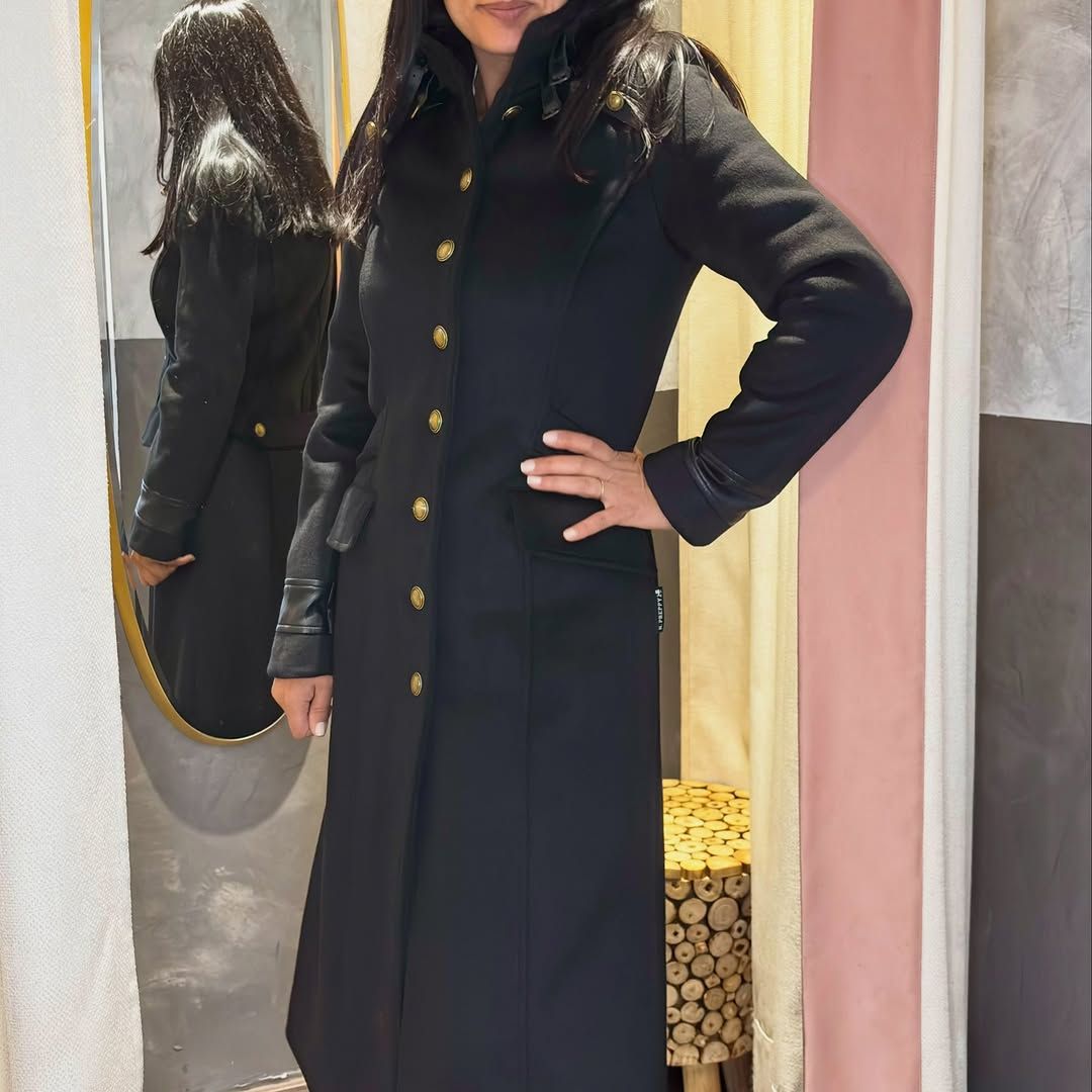 Bulq Palencia presenta un elegante look de Highly Preppy con abrigo militar, blusa blanca y pantalón negro - Gastronomía y Moda