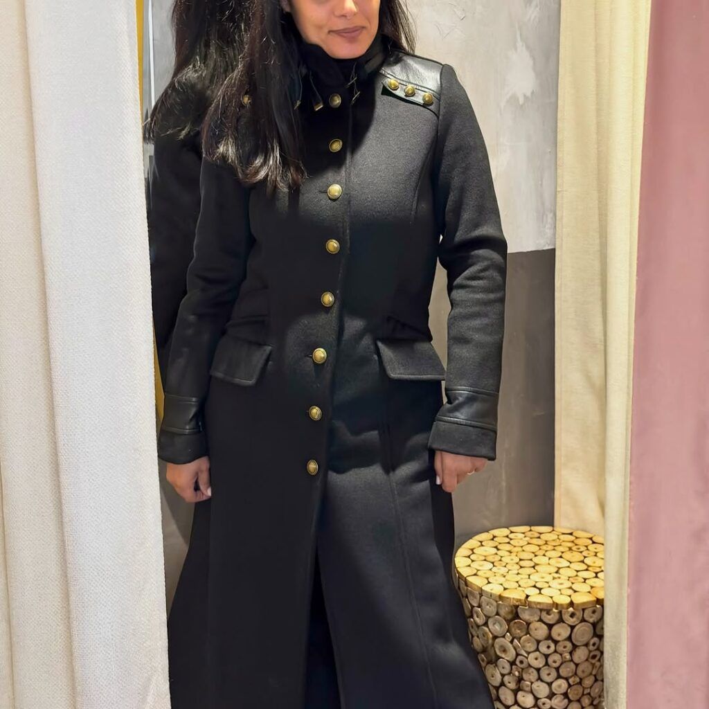 Bulq Palencia presenta un elegante look de Highly Preppy con abrigo militar, blusa blanca y pantalón negro - Gastronomía y Moda