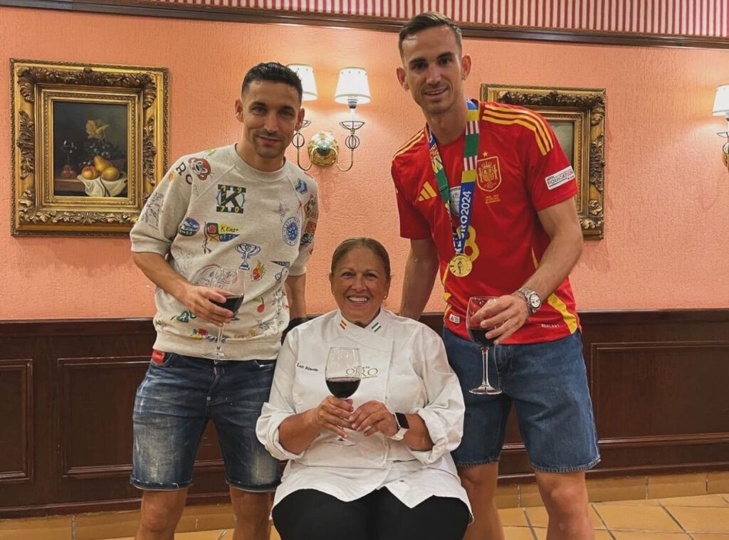 Fabián Ruiz y Jesús Navas disfrutan en el restaurante Manolo Mayo - Gastronomía y Moda