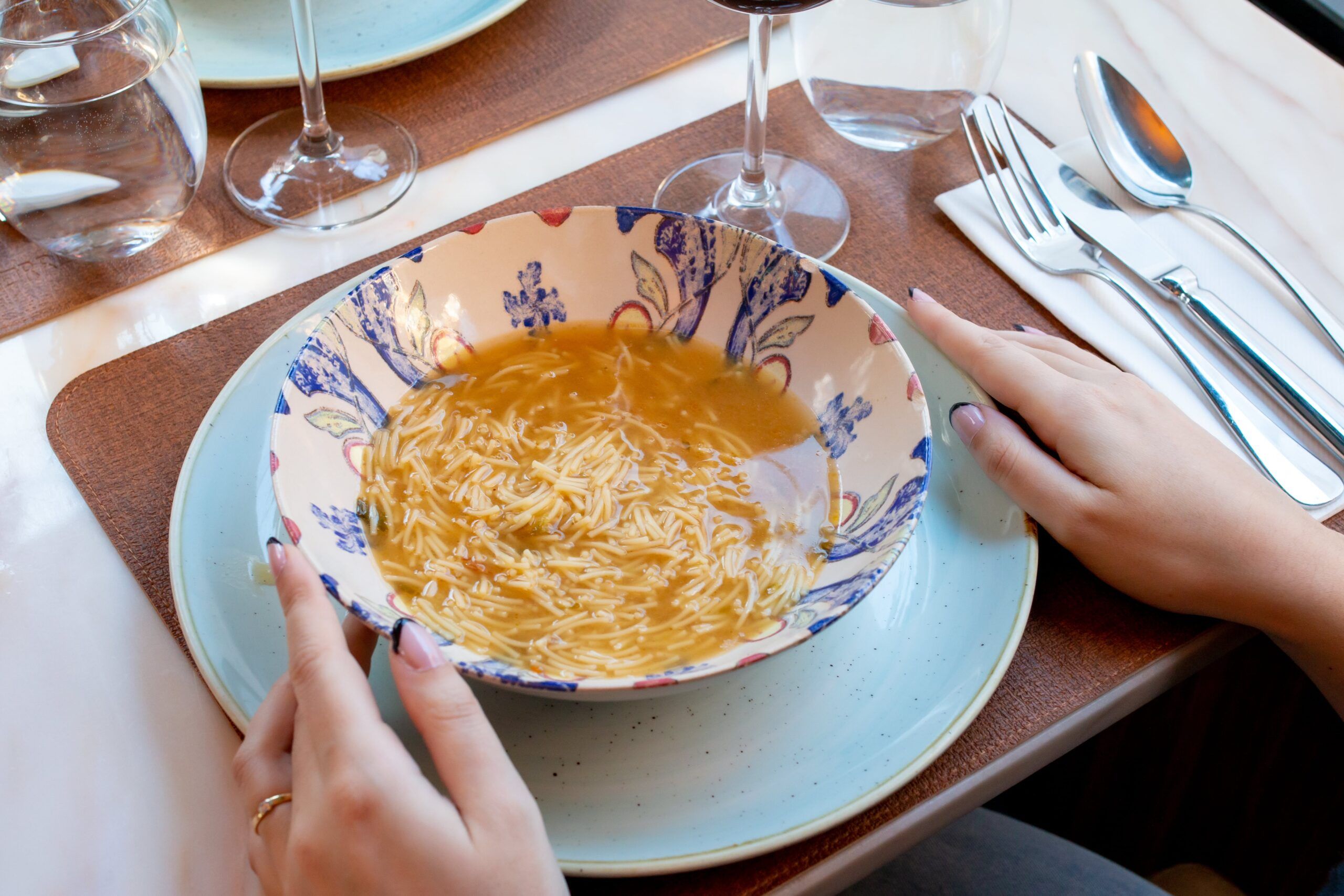 El Café de la Ópera celebra el Día Internacional del Cocido con su emblemático cocido madrileño de más de 48 horas - Gastronomía y Moda