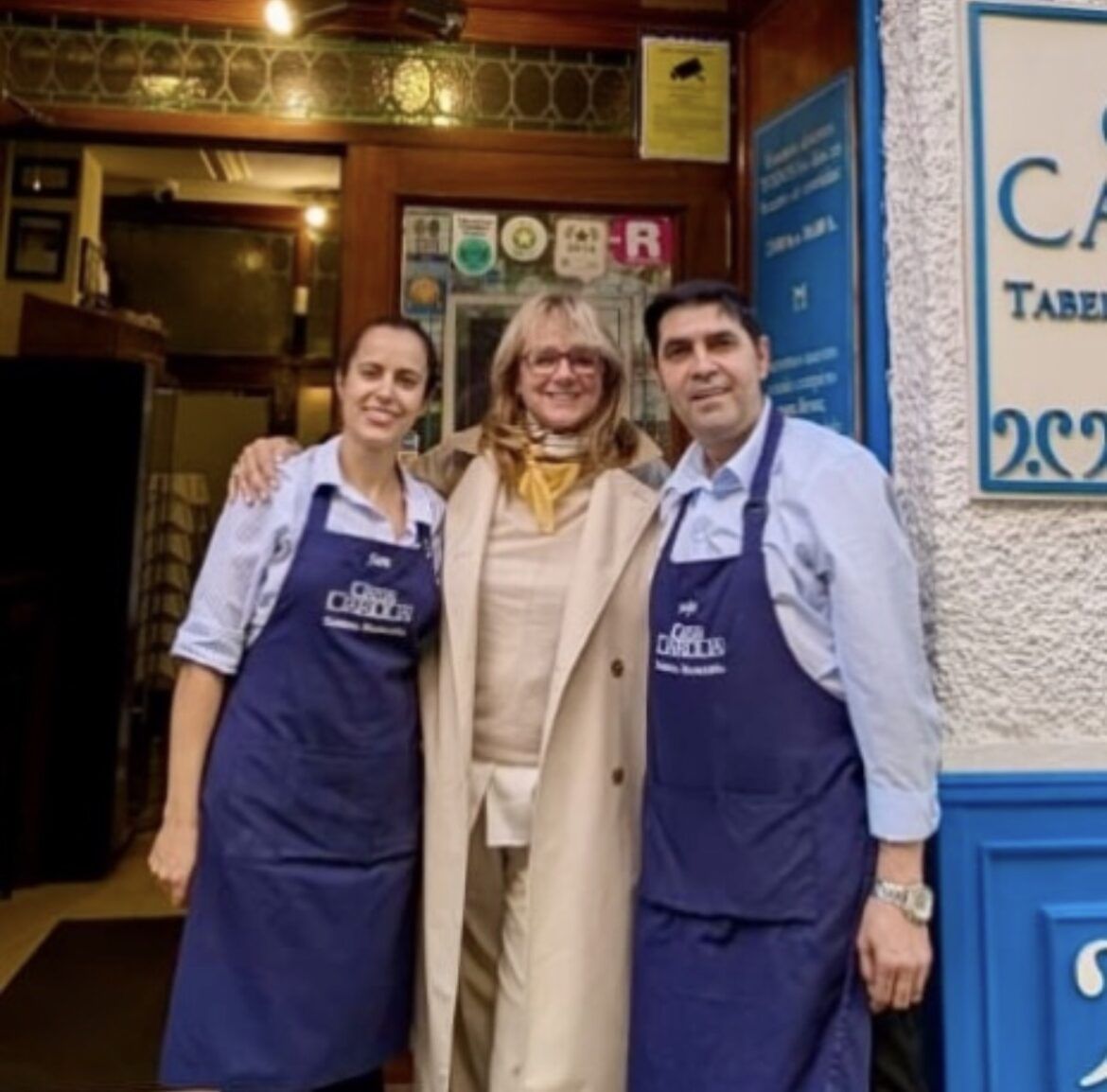 Emma Suárez visita el restaurante Casa Carola y comparte un encuentro especial con su equipo Emma Suárez visita el restaurante Casa Carola y comparte un encuentro especial con su equipo - Gastronomía y Moda