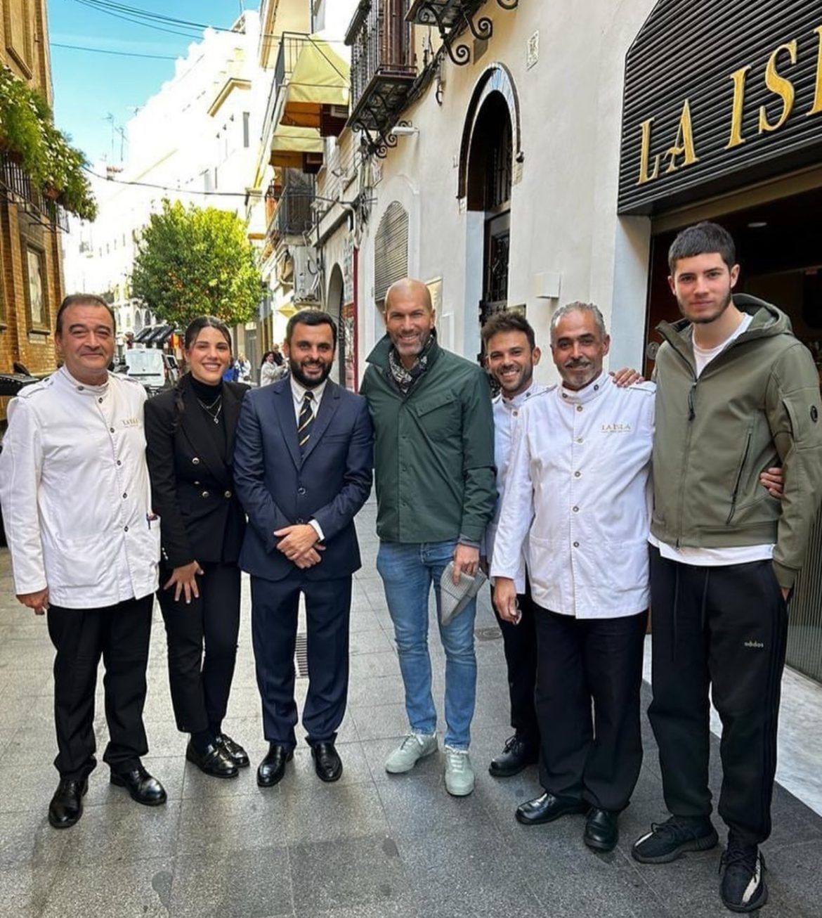 Zinedine Zidane con su hijo Elyaz Zidane disfrutan de lo mejor del restaurante La Isla - Gastronomía y Moda