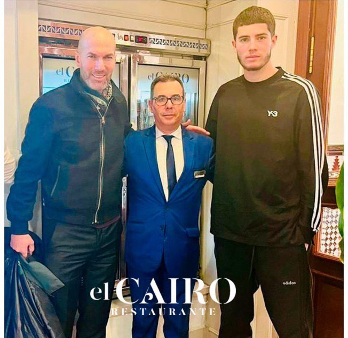 Zinedine Zidane y su hijo Elyaz Zidane disfrutan de lo mejor del restaurante El Cairo en Sevilla Zinedine Zidane y su hijo Elyaz Zidane disfrutan de lo mejor del restaurante El Cairo en Sevilla - Gastronomía y Moda