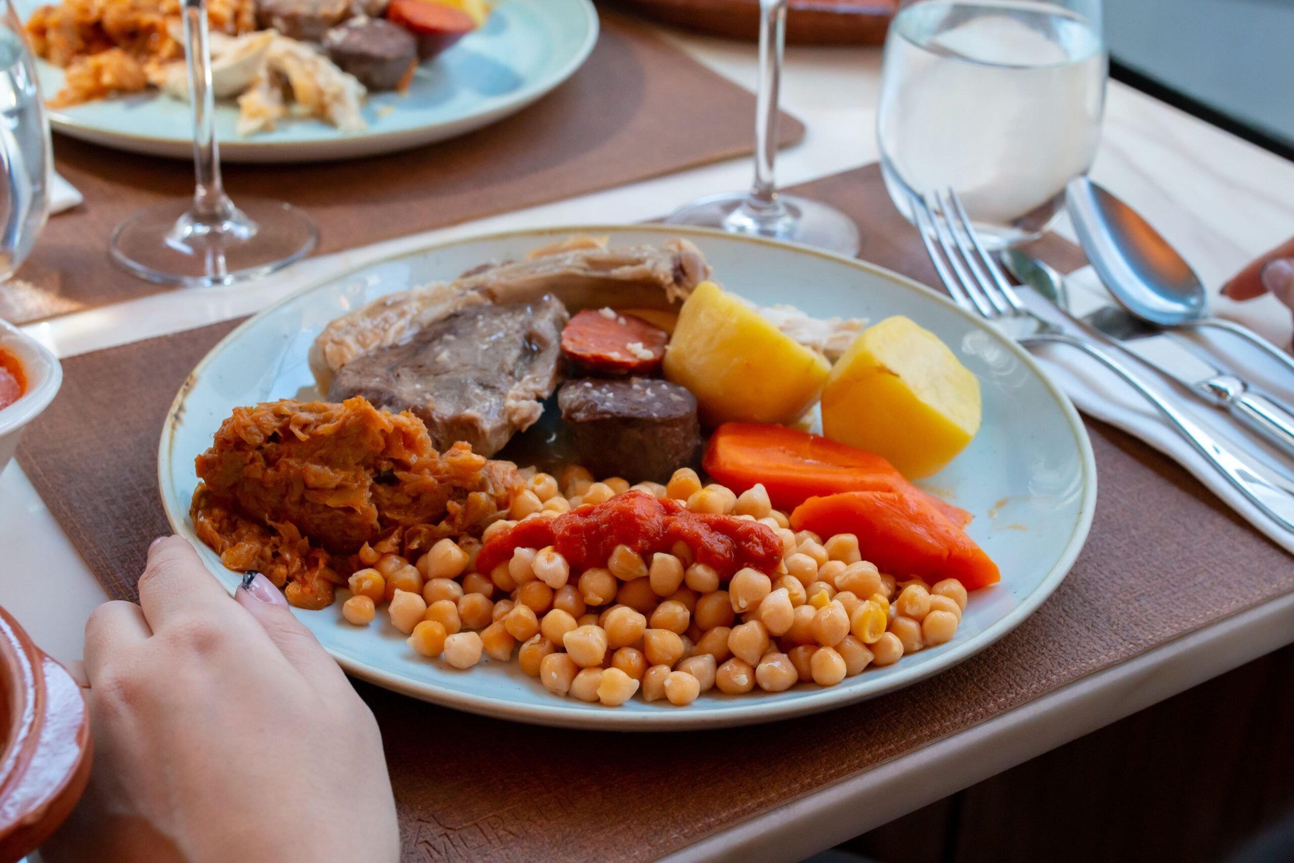 El Café de la Ópera celebra el Día Internacional del Cocido con su emblemático cocido madrileño de más de 48 horas - Gastronomía y Moda