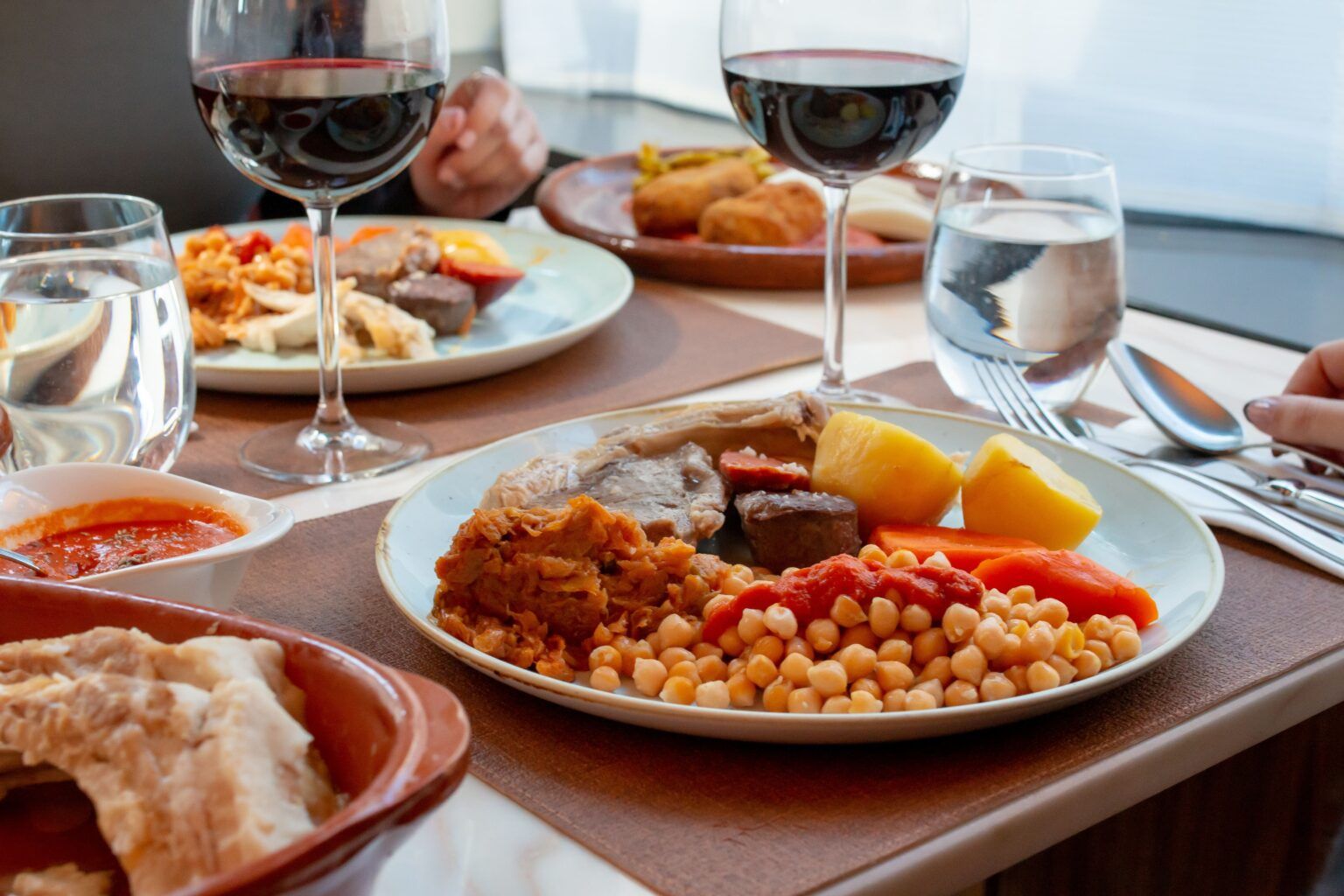 El Café de la Ópera celebra el Día Internacional del Cocido con su emblemático cocido madrileño de más de 48 horas - Gastronomía y Moda