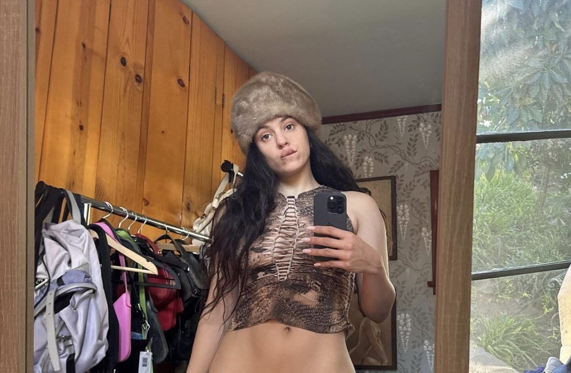 Rosalía se suma a la moda vintage con un russian fur hat de Nonna´s Rosalía se suma a la moda vintage con un russian fur hat de Nonna´s - Gastronomía y Moda
