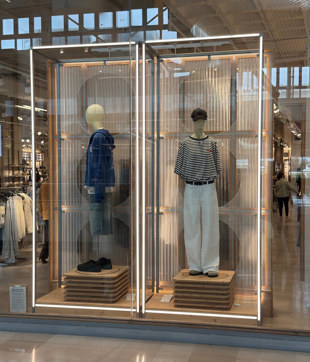 Los acertados escaparates giratorios de Pull&Bear - Gastronomía y Moda