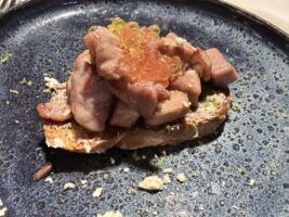 Tosta de atún con mantequilla del algas. La Bernarda