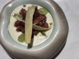El tartar de descargamento de atún y ajo blanco 