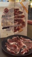 "Es por tu bien", un nuevo place to be de los actores Luis Mottola y Arantxa de Miguens, en pleno corazón de Madrid - Gastronomía y Moda