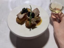 Nigiri de arroz frito con ventresca. La Bernarda