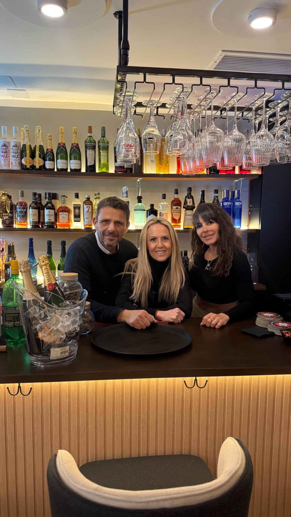 "Es por tu bien", un nuevo place to be de los actores Luis Mottola y Arantxa de Miguens, en pleno corazón de Madrid - Gastronomía y Moda