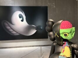 Obra de Gottfried Helnwein que reinterpreta a Mickey Mouse en la exposición "Mundos invertidos"