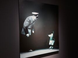 Pintura Hiperrealista de Helnwein representa a Hitler con Mickey Mouse. Fotografía Cristina Gala