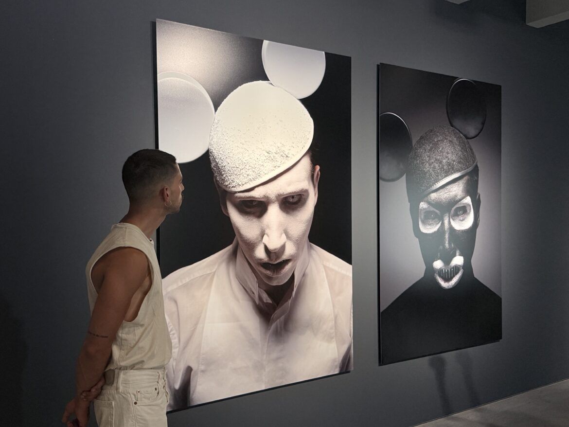 Gottfried Helnwein: el hiperrealismo que obliga a mirar la violencia contra la infancia Fotografías de Marilyn Manson con gorro de Mickey Mouse .Helnwein Fotografia Cristina Gala