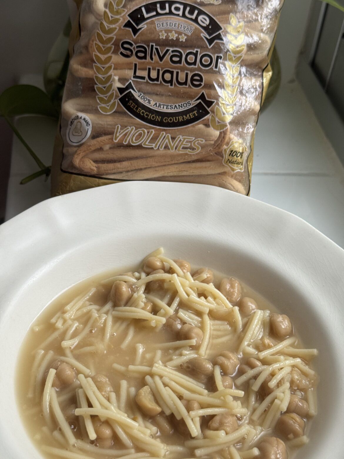 Puchero y ‘violines’: la combinación perfecta para los días de lluvia y frío - Gastronomía y Moda