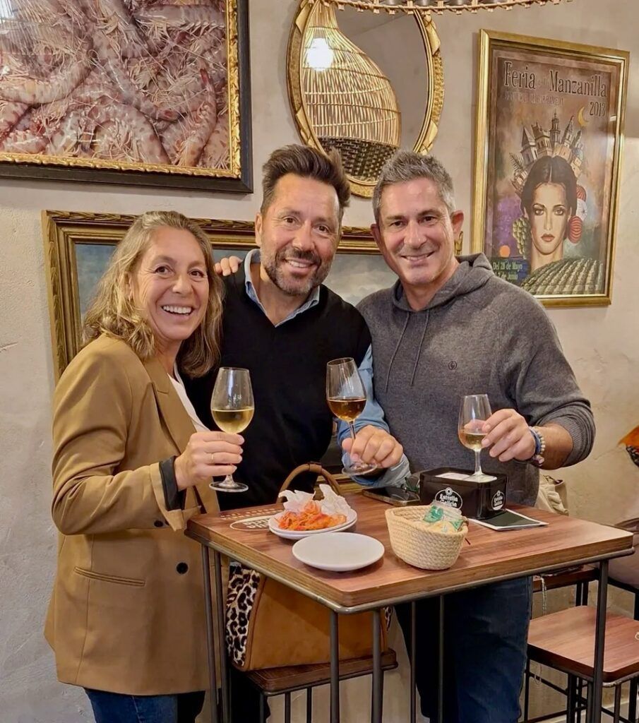 Pepe da Rosa y Eva Martín disfrutan de la auténtica esencia sanluqueña en Taberna Chiguato - Gastronomía y Moda
