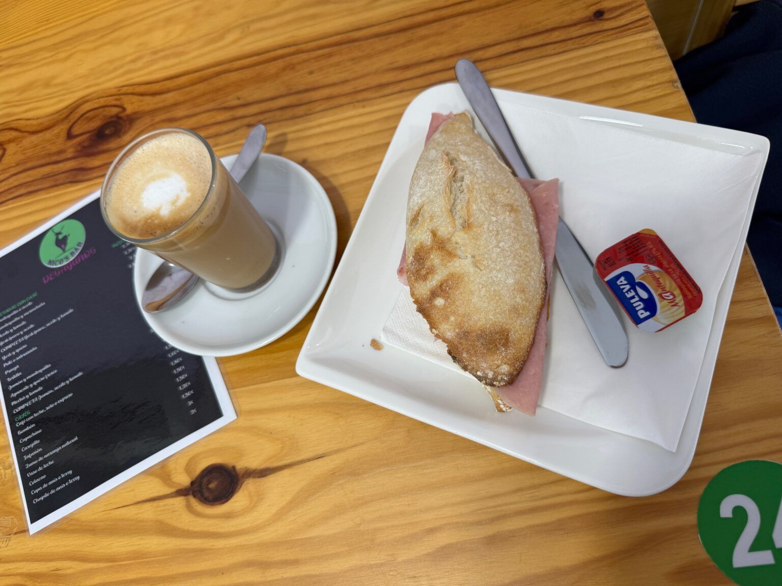 El desayuno del día en Sevilla: Nico´s Bar - Gastronomía y Moda
