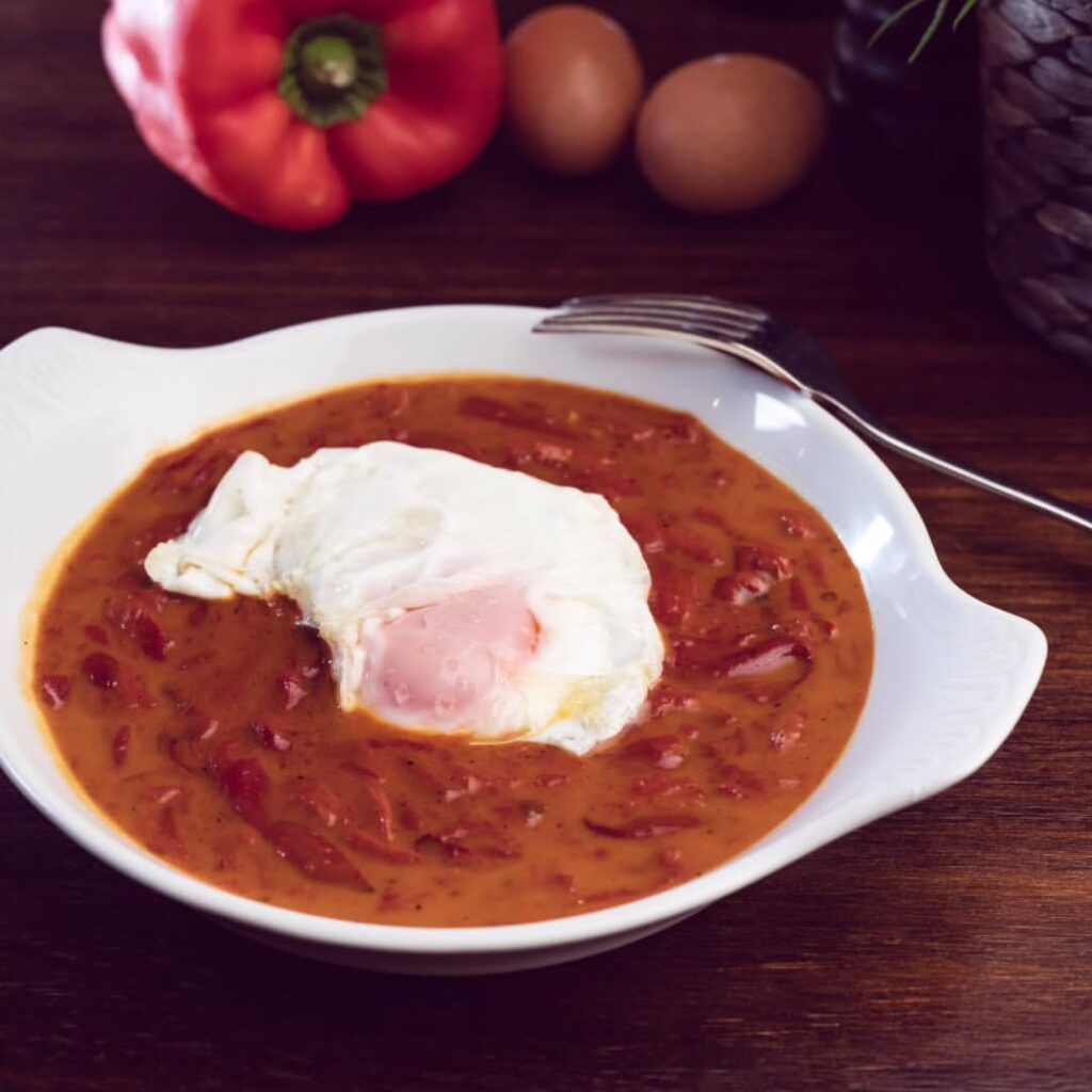 Pimientos del Piquillo de Lodosa al Pil-Pil con Huevo Campero Frito: Un Icono Gastronómico en Illunbe La Moraleja - Gastronomía y Moda