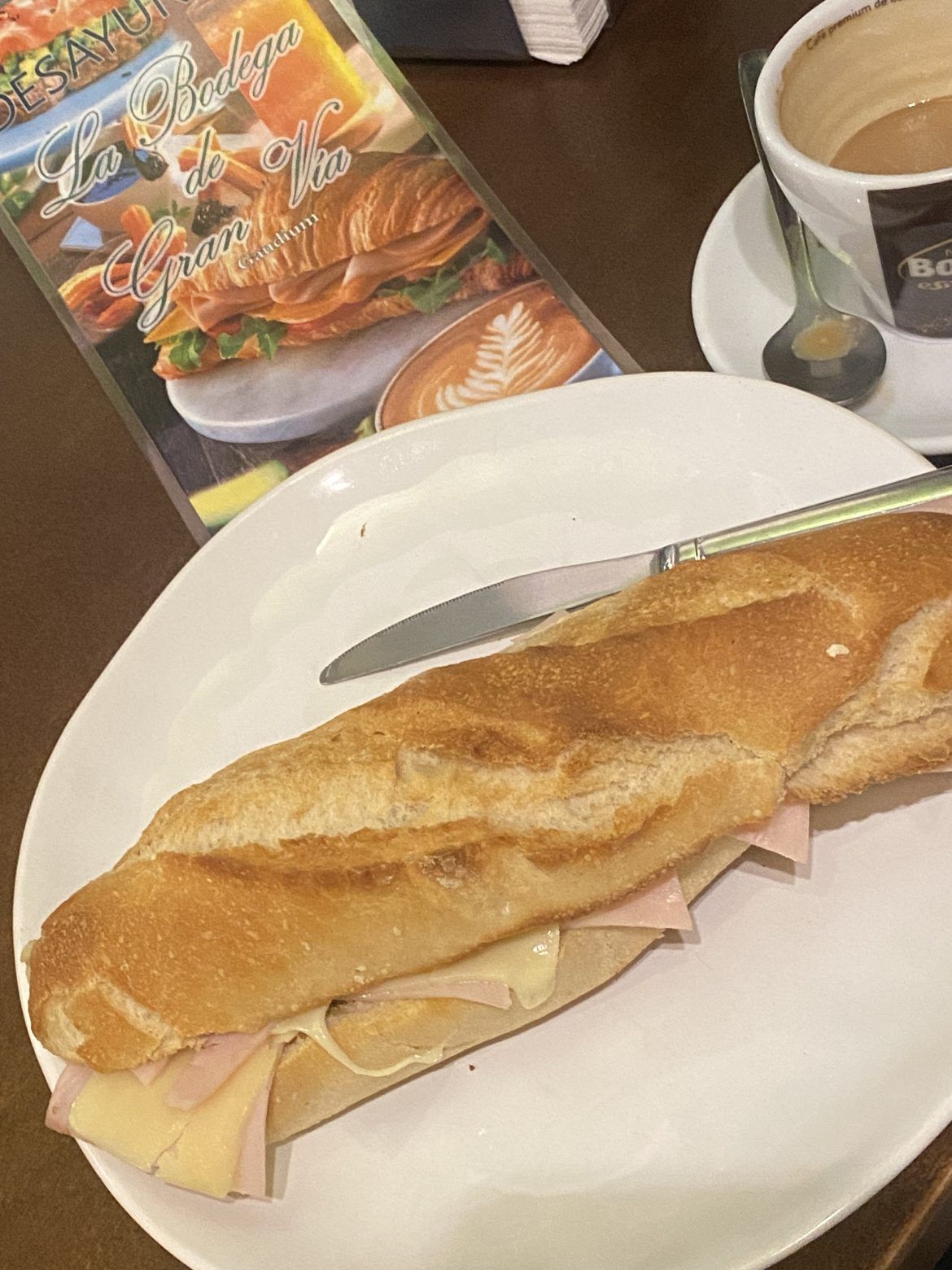 Bodega de Gran Vía, desayunos irresistibles, buenas tapas y platos típicos en el centro de Granada - Gastronomía y Moda