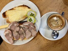 La mejor tostada de carne mechada en Bormujos: sabor auténtico en Bar Abacería La Esquina - Gastronomía y Moda