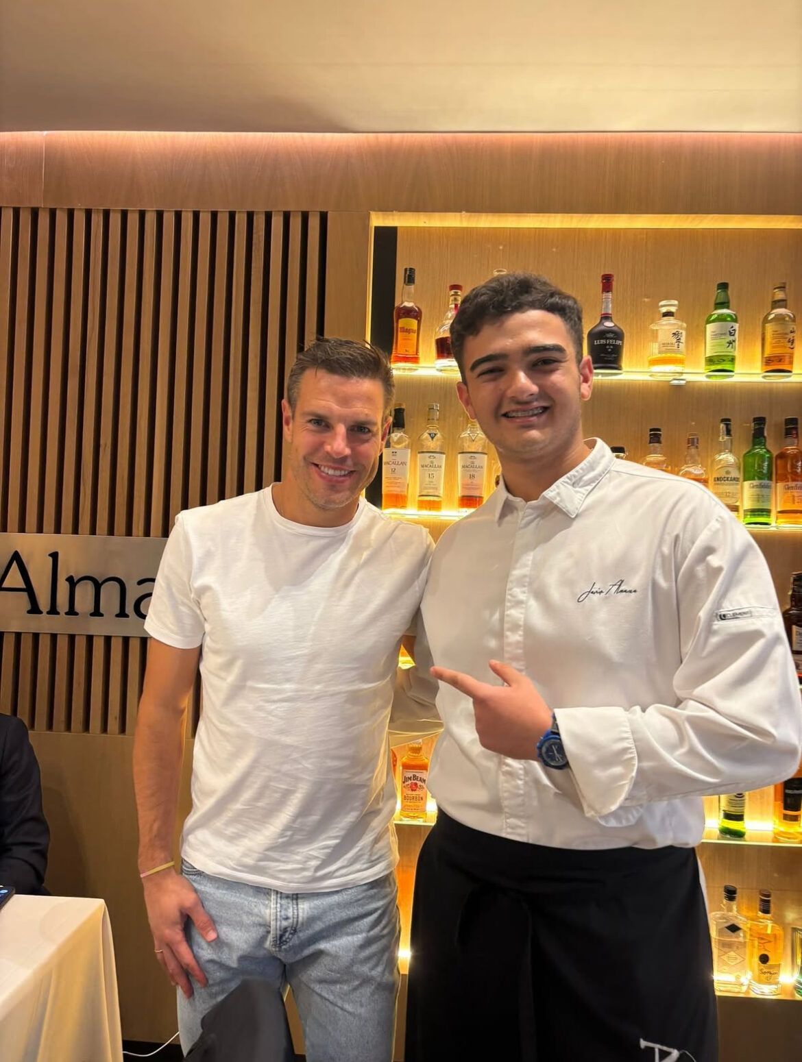 César Azpilicueta, sabor y cercanía en su visita a Almansa – Pasión & Brasas - Gastronomía y Moda